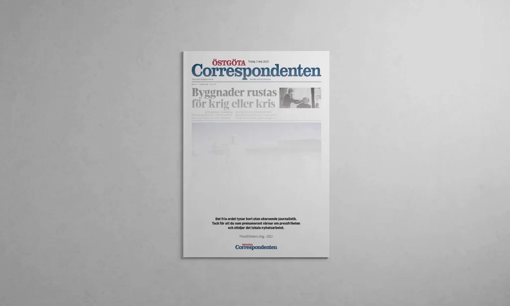 Tidningen Corren på ett bord, texten i tidningen är bordsuddad för att illustrera budskapet att det fria ordet tynar bort.