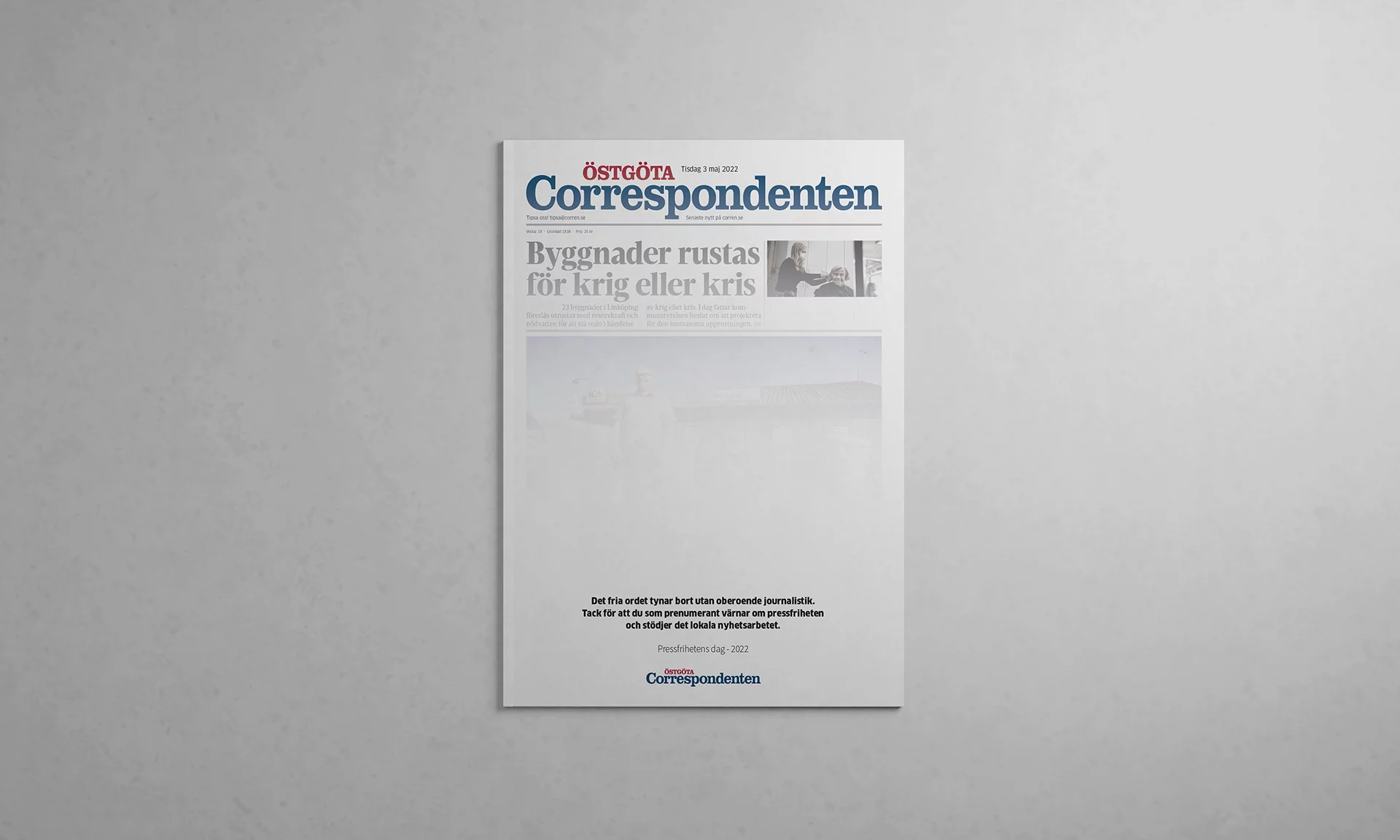 Tidningen Corren på ett bord, texten i tidningen är bordsuddad för att illustrera budskapet att det fria ordet tynar bort.