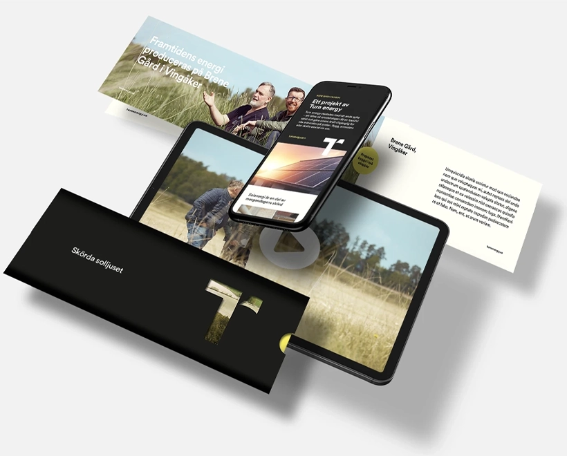 Reklamprodukter såsom hemsida i iPad, print och tryck som ligger på ett bord, mockup
