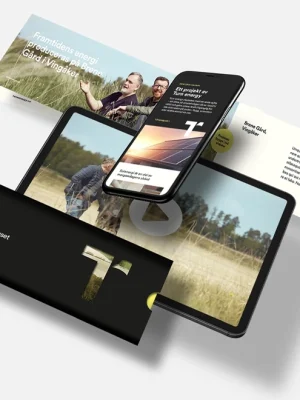 Reklamprodukter såsom hemsida i iPad, print och tryck som ligger på ett bord, mockup